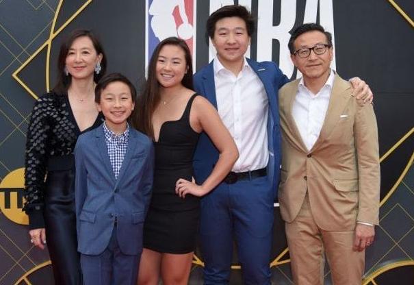 NBA华裔富二代，蔡崇信女儿长大看！颜值继承母亲，颇有气质