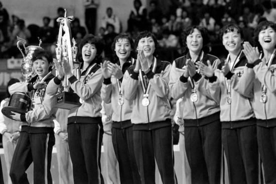中国女排在大阪首夺世界冠军40周年纪念活动举行(2)