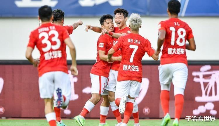 上午9点! 广东媒体曝出争议猛料：中国足球成大笑话，球迷骂声一片(1)