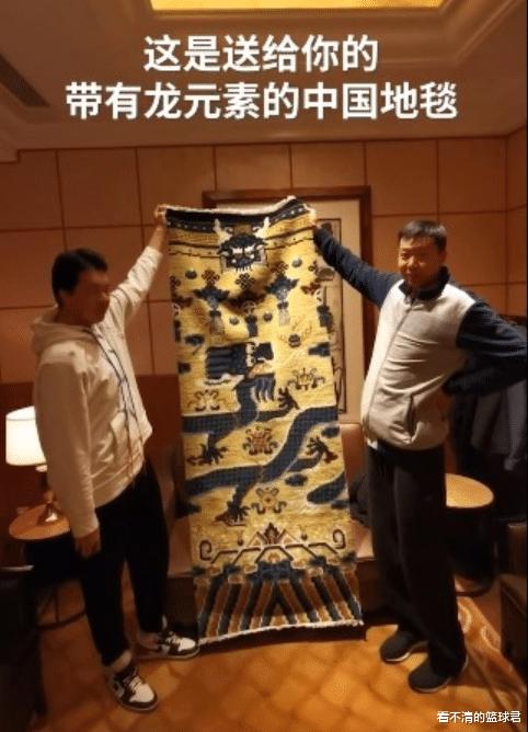 王治郅为诺天王送中国龙元素地毯！美媒列其14项数据均队史第一(1)
