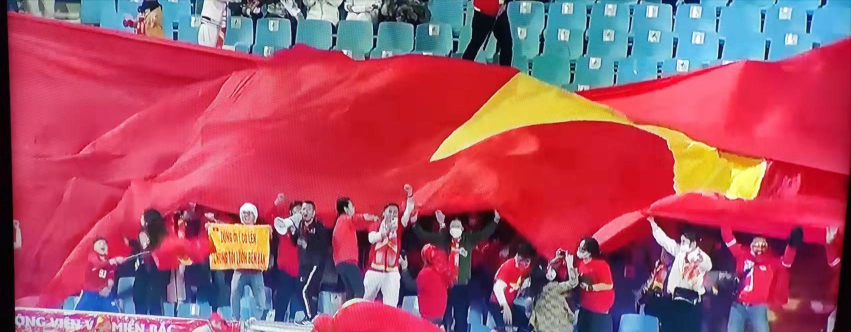 华人球迷目睹国足河内惨败记：越南女球迷全场尖叫 街上摩托狂欢(7)