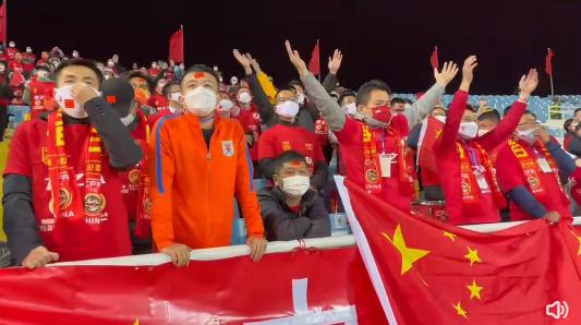 华人球迷目睹国足河内惨败记：越南女球迷全场尖叫 街上摩托狂欢(8)