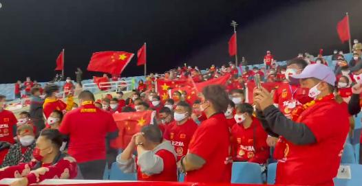 华人球迷目睹国足河内惨败记：越南女球迷全场尖叫 街上摩托狂欢(10)