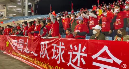 华人球迷目睹国足河内惨败记：越南女球迷全场尖叫 街上摩托狂欢(11)