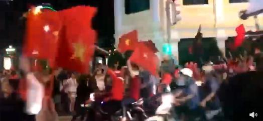 华人球迷目睹国足河内惨败记：越南女球迷全场尖叫 街上摩托狂欢(12)