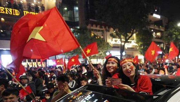 华人球迷目睹国足河内惨败记：越南女球迷全场尖叫 街上摩托狂欢(13)