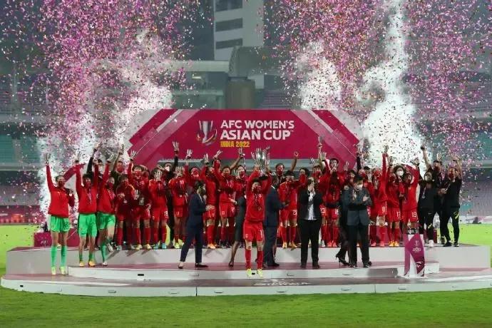 中国女足亚洲杯夺冠，男足豪车嫩模集体曝光：尊严，是靠自己去拼搏来的！
