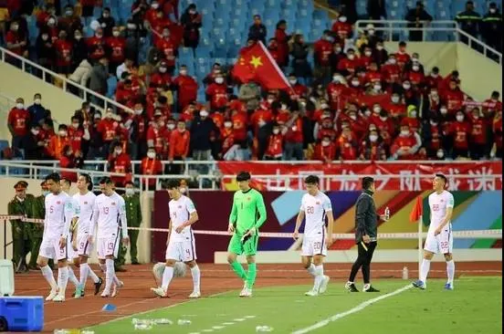 中国女足亚洲杯夺冠，男足豪车嫩模集体曝光：尊严，是靠自己去拼搏来的！(2)