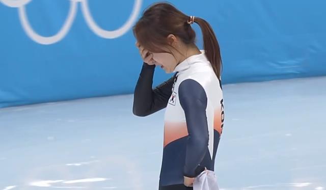 韩国选手拉人失败摘银痛哭，第1第3相拥，遭王濛吐槽：就会扒拉人
