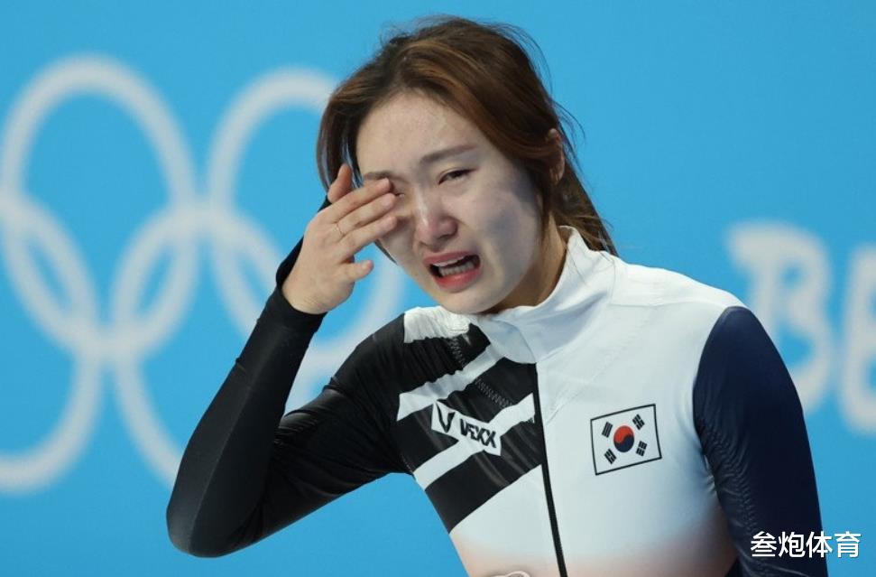 遗憾丢金！24岁韩国速滑一姐抱头痛哭，冠军和季军相拥不理她(3)
