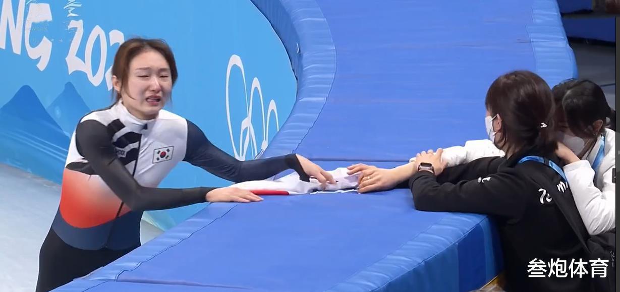 遗憾丢金！24岁韩国速滑一姐抱头痛哭，冠军和季军相拥不理她(4)