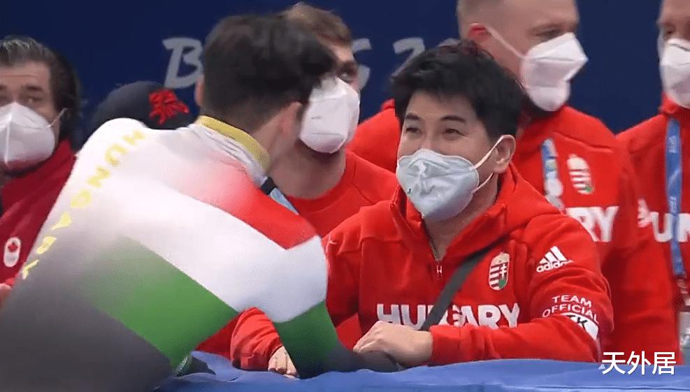 中国籍教练狂喜！庆祝匈牙利历史性一冠，拥抱刘少昂，又哭又笑(3)