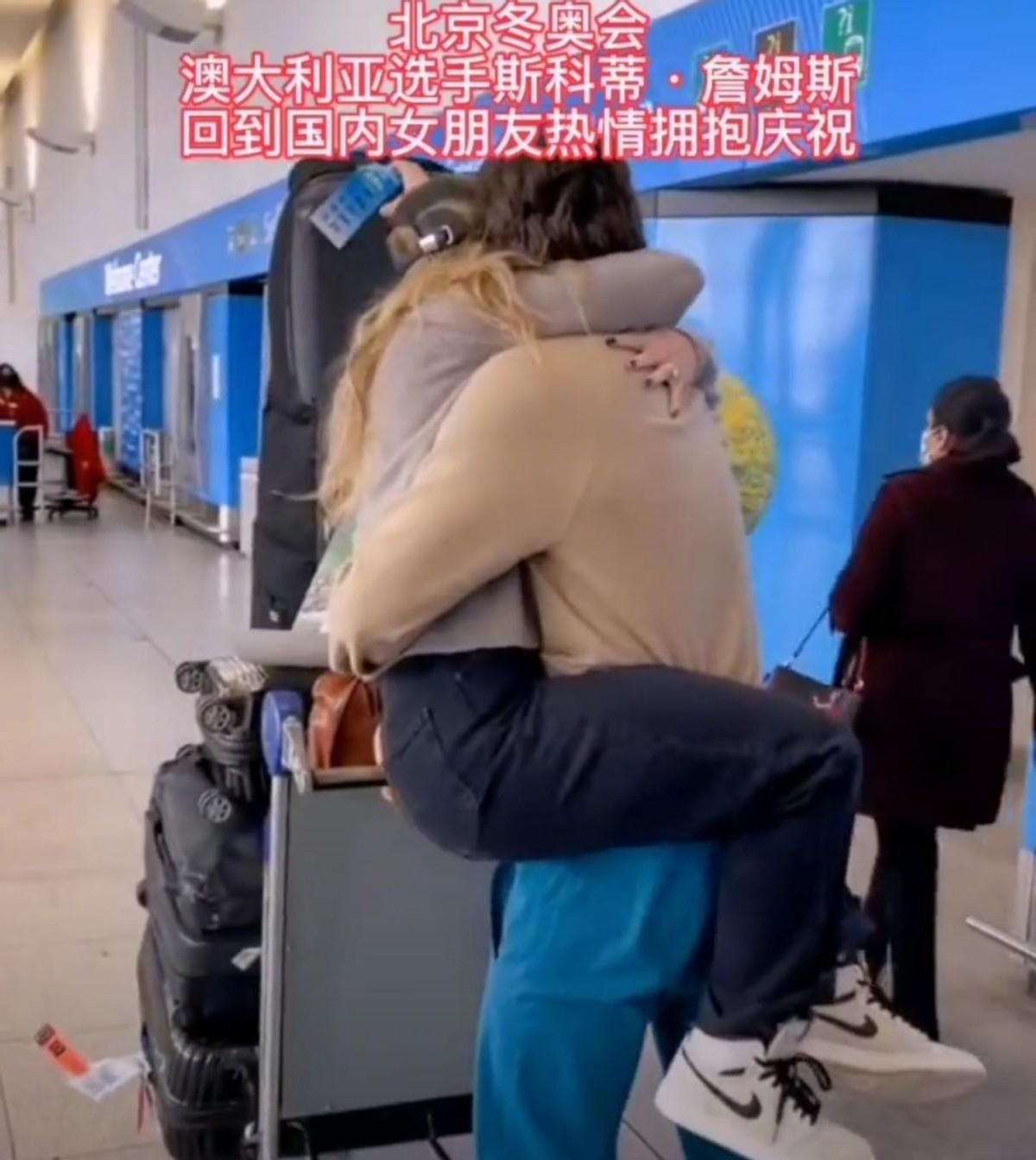 运动员刚回国被女友熊抱，单手搂住女方，摘掉口罩直接在机场热吻(3)