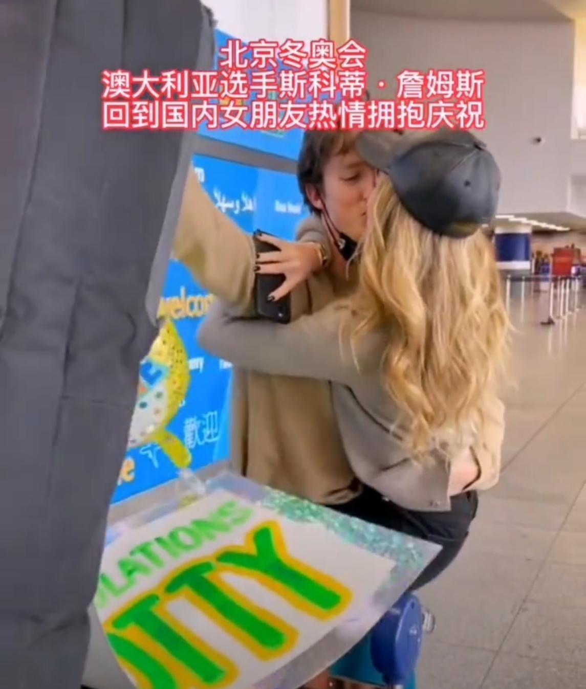 运动员刚回国被女友熊抱，单手搂住女方，摘掉口罩直接在机场热吻(4)