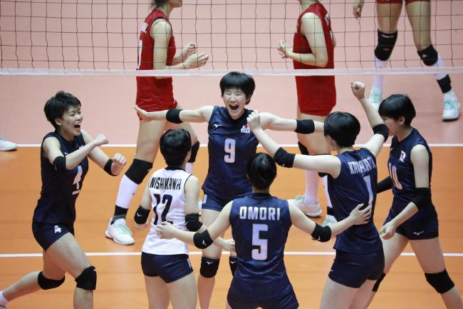 U18女排亚锦赛中国2-3惜败摘银 日本队实现8连冠(2)