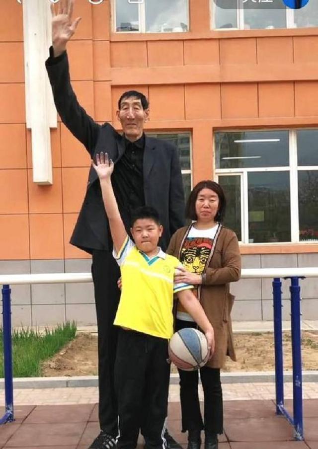 中国“巨人”鲍喜顺：不听医生劝告执意生下一子，儿子身高多少？(3)