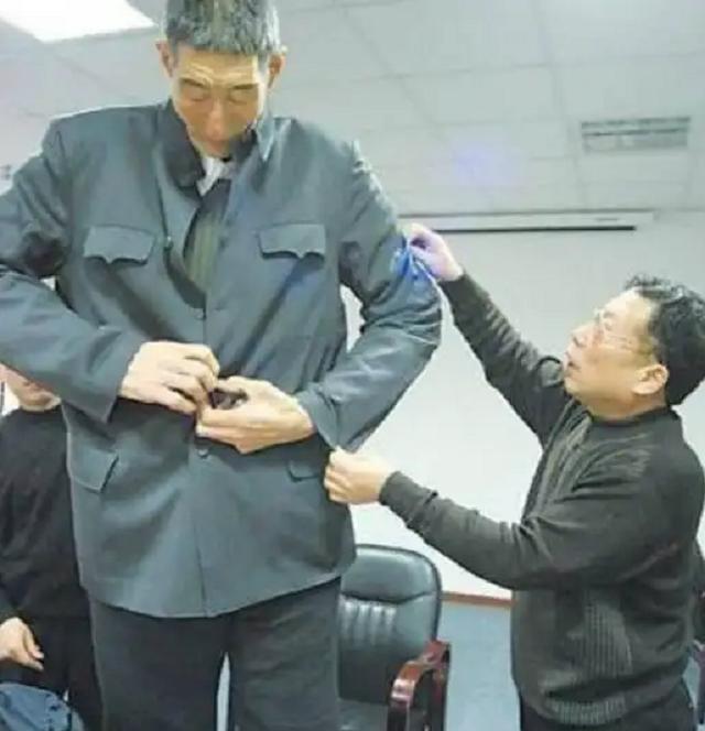 中国“巨人”鲍喜顺：不听医生劝告执意生下一子，儿子身高多少？(5)