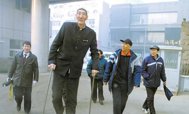 中国“巨人”鲍喜顺：不听医生劝告执意生下一子，儿子身高多少？(6)