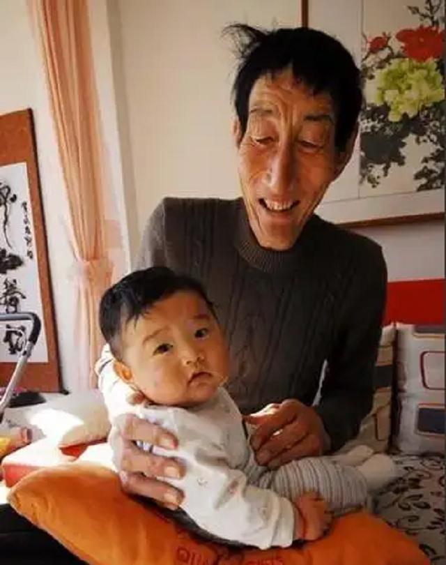 中国“巨人”鲍喜顺：不听医生劝告执意生下一子，儿子身高多少？(10)