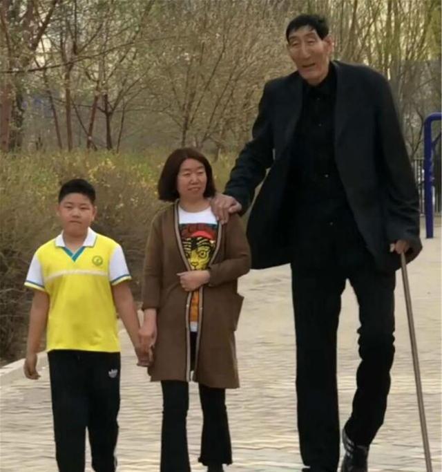 中国“巨人”鲍喜顺：不听医生劝告执意生下一子，儿子身高多少？(11)