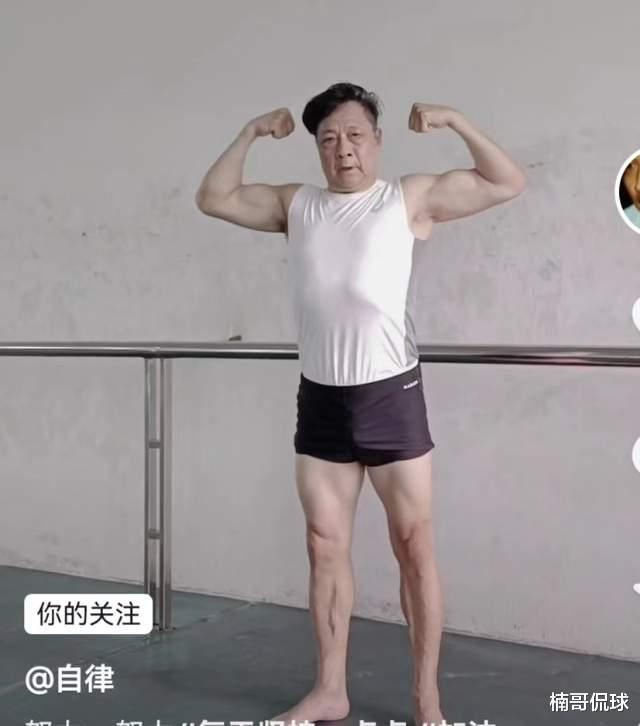 胡明轩弟弟参加军训！66岁父亲坚持高强度健身，比小儿子大50多岁(5)