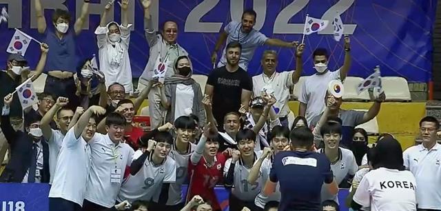 无缘世少赛！中国队落寞离场，目睹韩国球员拥抱庆祝，跪地怒吼(5)