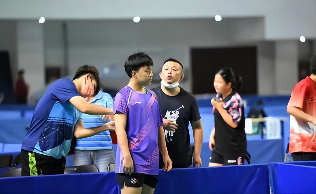 恭喜！邓亚萍16岁儿子再夺2冠！技术精湛打法凶狠，身高成硬伤(5)