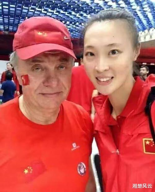 波兰爷爷是中国女排的铁杆粉，多次现身世锦赛，非常喜欢两位球员(5)
