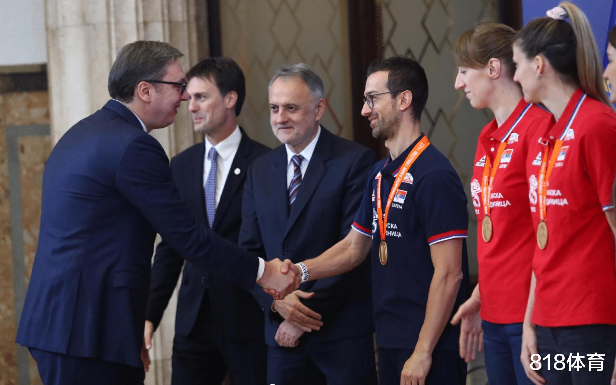 排面! 塞尔维亚总统武契奇接见女排, 致辞: 你们拿这么多奖牌我该怎么奖励(2)