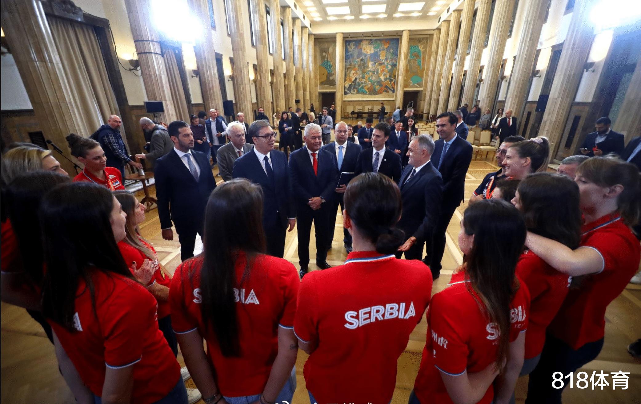 排面! 塞尔维亚总统武契奇接见女排, 致辞: 你们拿这么多奖牌我该怎么奖励(4)