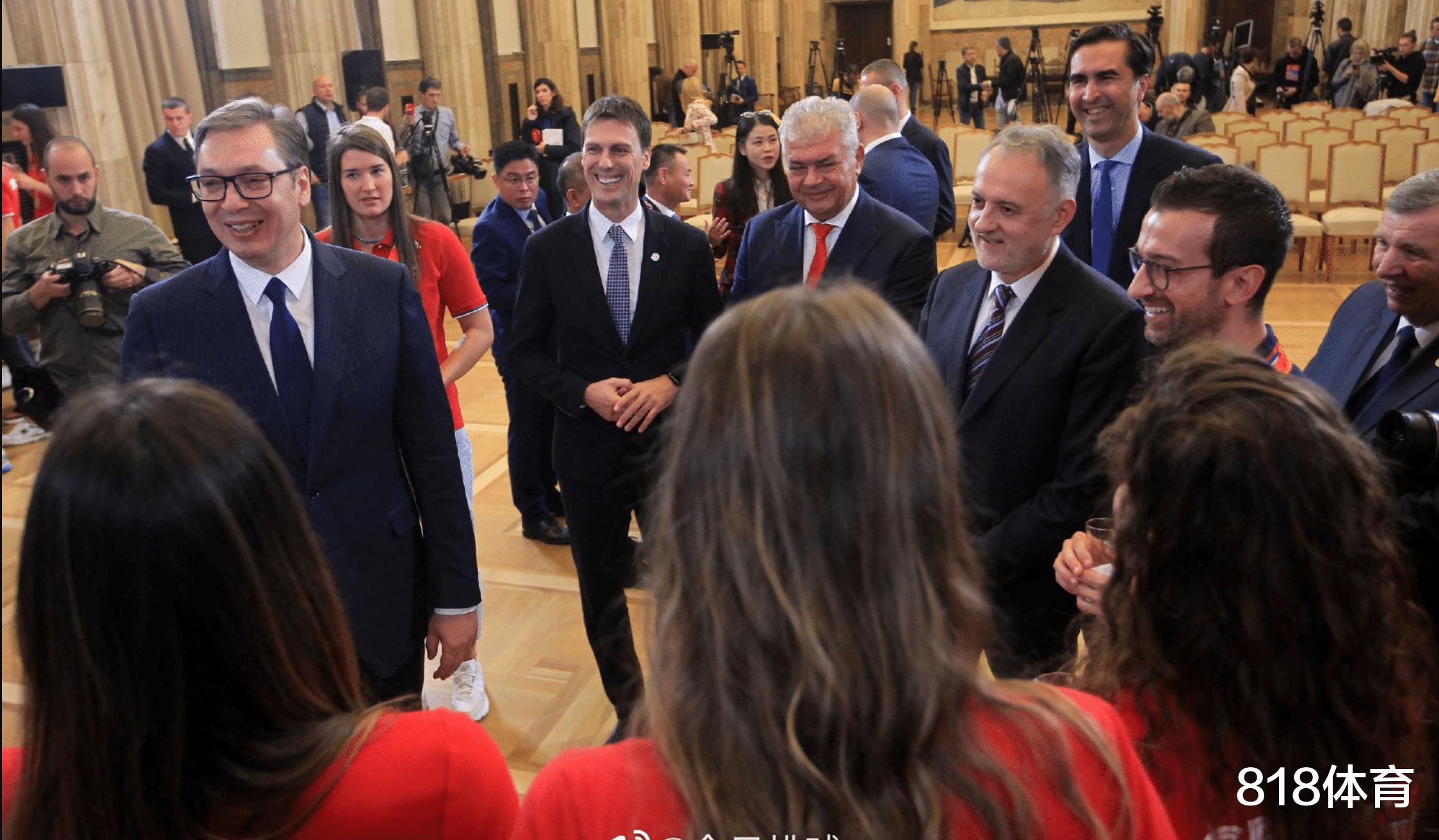 排面! 塞尔维亚总统武契奇接见女排, 致辞: 你们拿这么多奖牌我该怎么奖励(5)