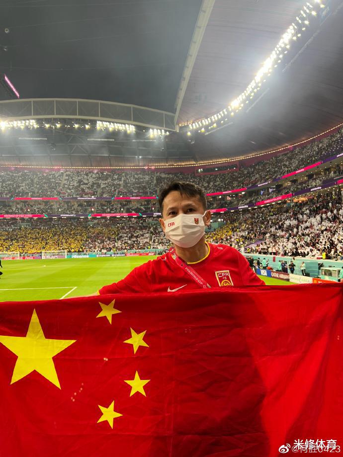 “退钱哥”在世界杯戴口罩展示五星红旗，却被骂博眼球丢人现眼(2)