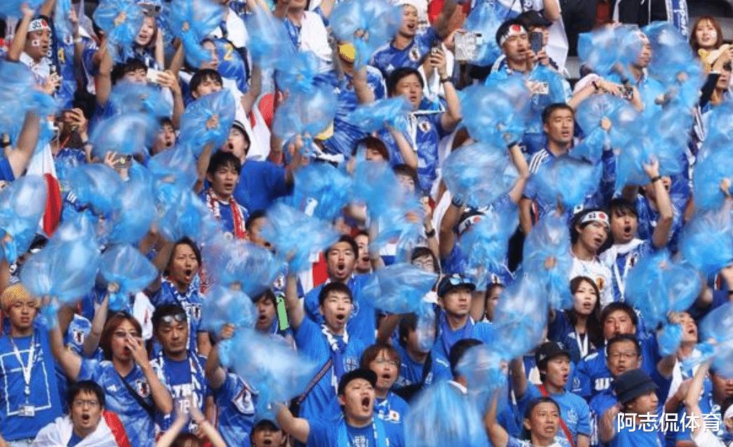 日本球迷赛后捡垃圾是作秀还是高素质？日本网友扎心评论笑翻国人！
