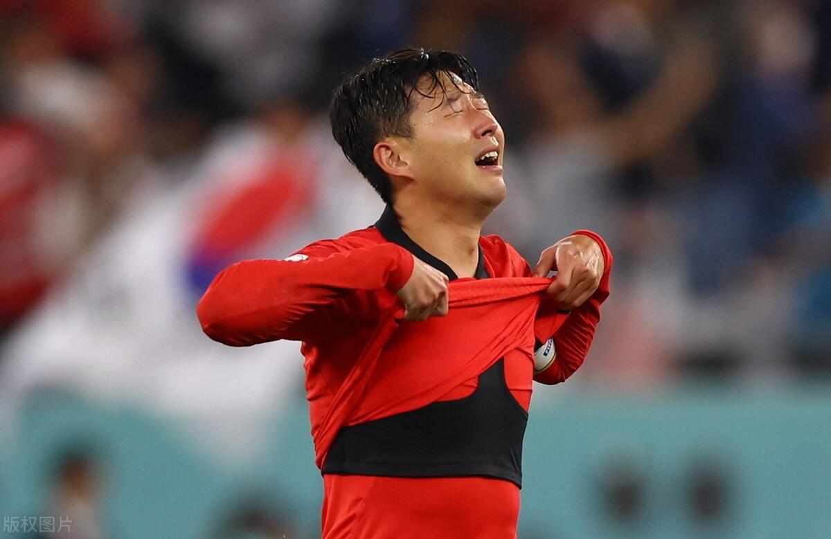 韩国晋级惹争议，韩球迷疑做眯眯眼歧视动作，国际足联或驱逐追罚