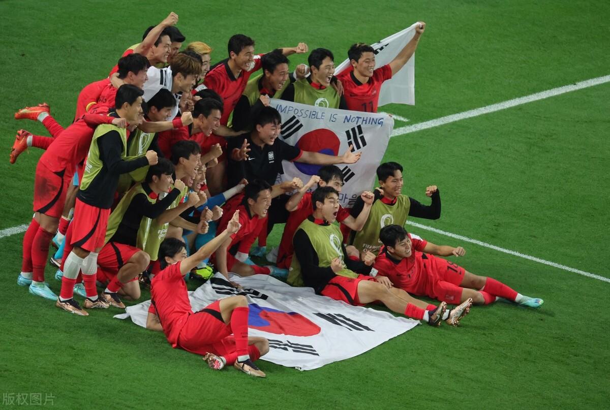 韩国晋级惹争议，韩球迷疑做眯眯眼歧视动作，国际足联或驱逐追罚(2)
