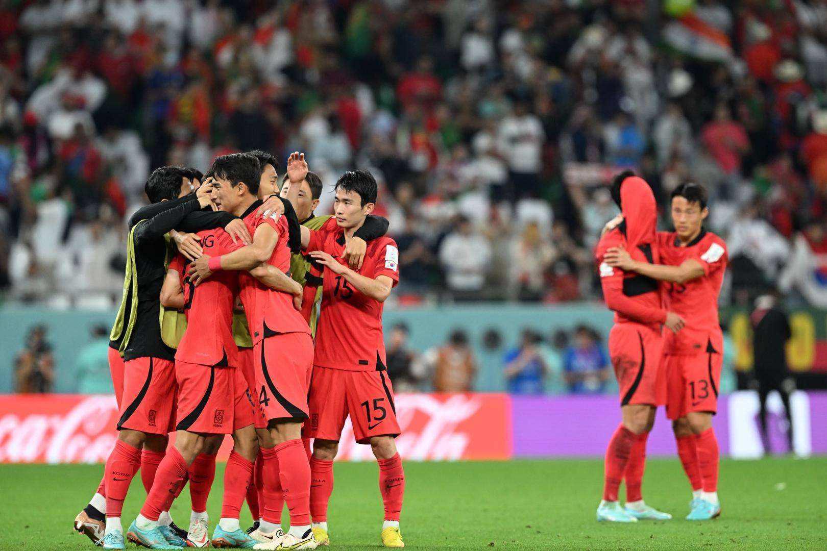 韩国晋级惹争议，韩球迷疑做眯眯眼歧视动作，国际足联或驱逐追罚(5)