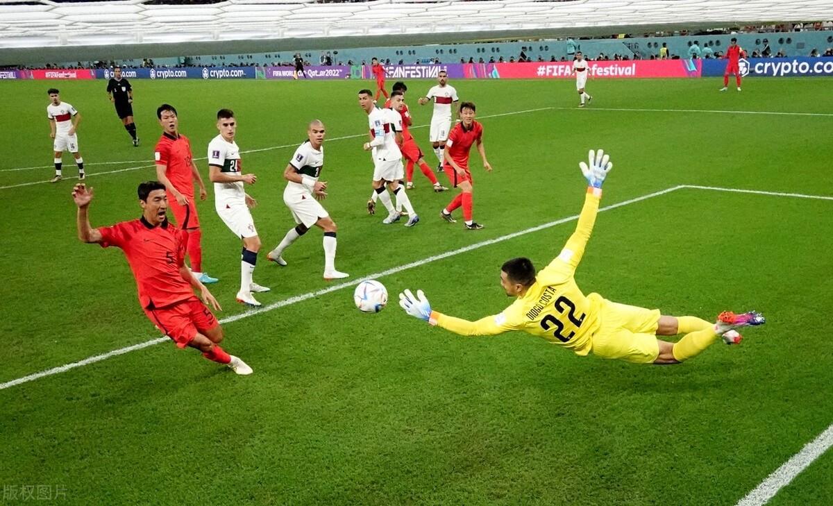 韩国晋级惹争议，韩球迷疑做眯眯眼歧视动作，国际足联或驱逐追罚(6)