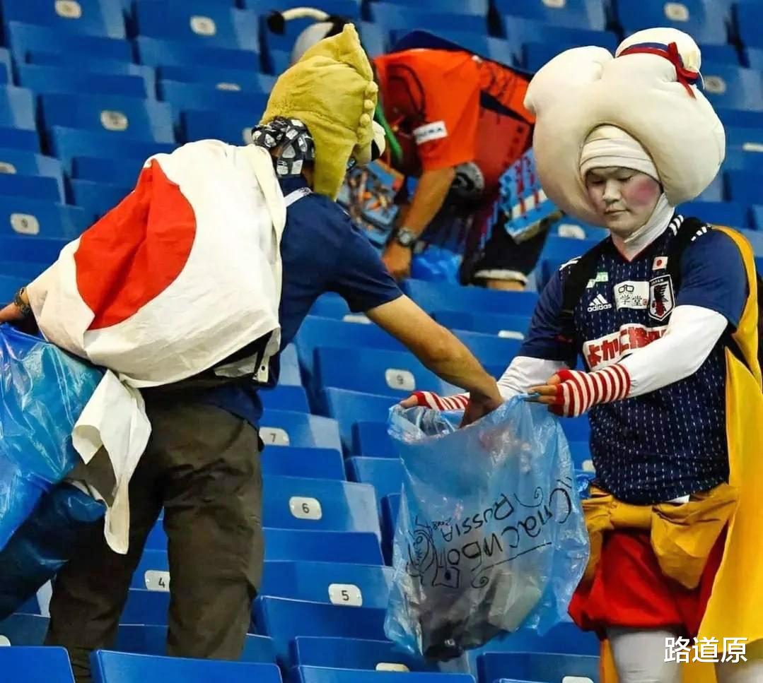 日本球迷世界杯看台捡垃圾获好评，有人却揭老底：国内不捡国外捡
