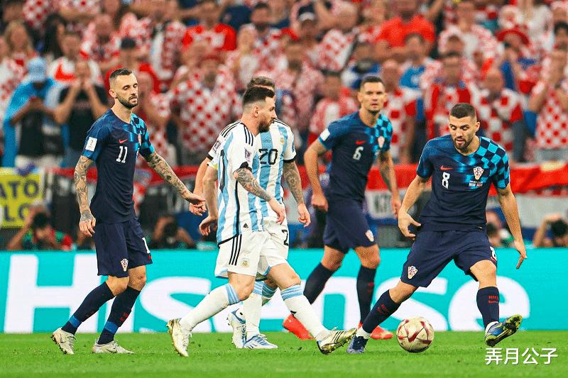 阿根廷杀入世界杯决赛，梅西赛后宣布重大决定，让球迷为之心碎(4)
