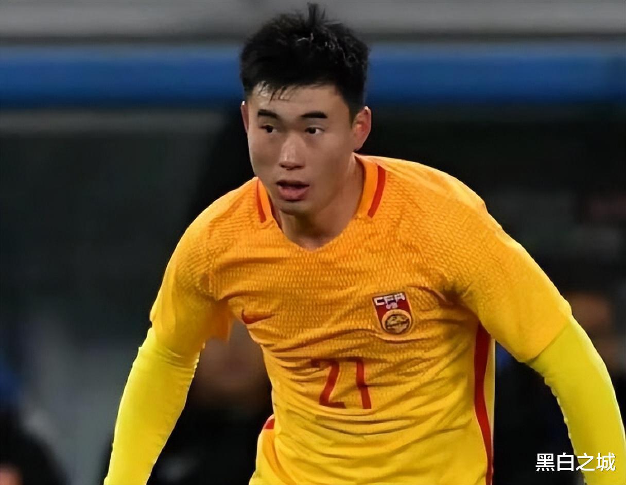 臭名远扬！中国男足球星恶意犯规遭吐槽，外媒：这等于是谋杀