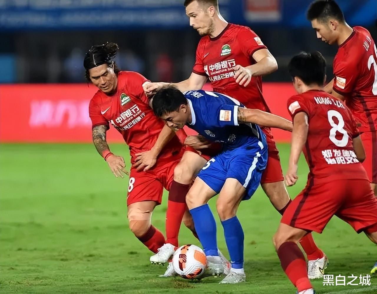 臭名远扬！中国男足球星恶意犯规遭吐槽，外媒：这等于是谋杀(3)