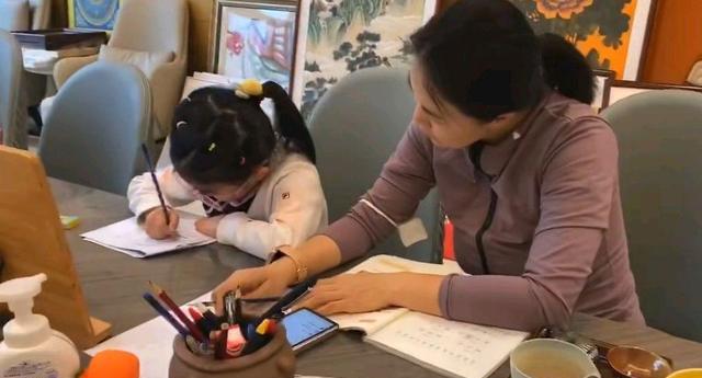 王楠6岁女儿考试被监督！冠军母亲在旁边盯着，网友：想作弊难了