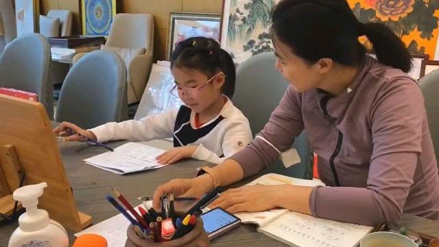 王楠6岁女儿考试被监督！冠军母亲在旁边盯着，网友：想作弊难了(2)