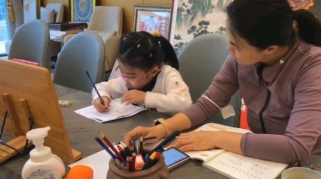 王楠6岁女儿考试被监督！冠军母亲在旁边盯着，网友：想作弊难了(3)