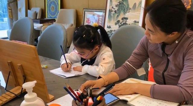 王楠6岁女儿考试被监督！冠军母亲在旁边盯着，网友：想作弊难了(4)