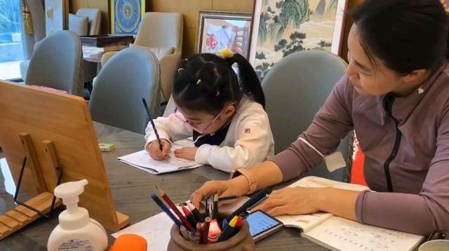 王楠6岁女儿考试被监督！冠军母亲在旁边盯着，网友：想作弊难了(5)