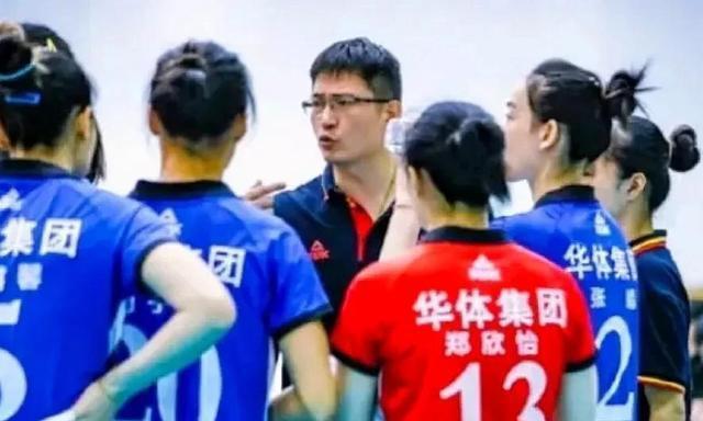 女排联赛全华班创造历史，最佳教练人选引争议，球迷：应该是沈泽(4)