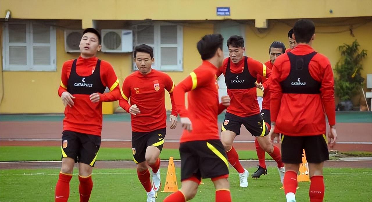 中国足球队公布参赛计划，引发网友热议，群龙无首这球怎么踢？