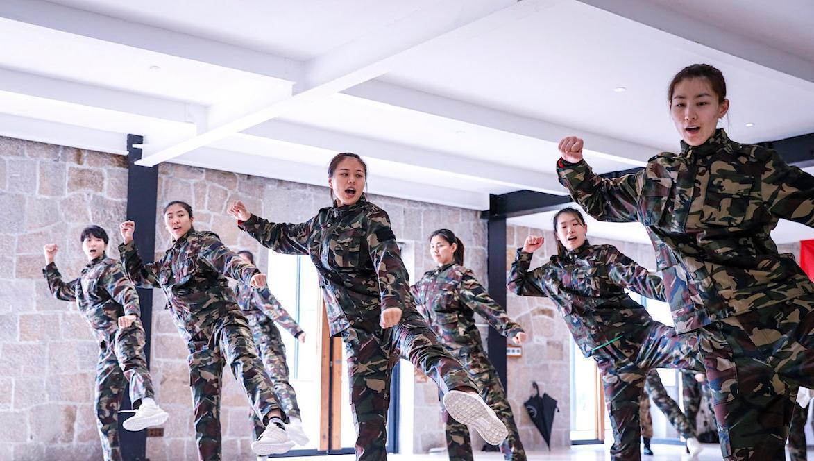 中国女排姑娘们化身小军人，站军姿，扎马步，但被批在做无用功(1)
