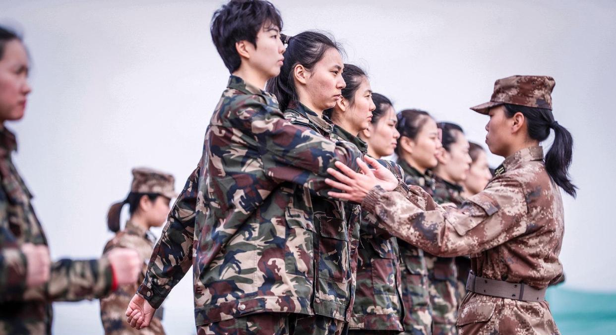 中国女排姑娘们化身小军人，站军姿，扎马步，但被批在做无用功(4)